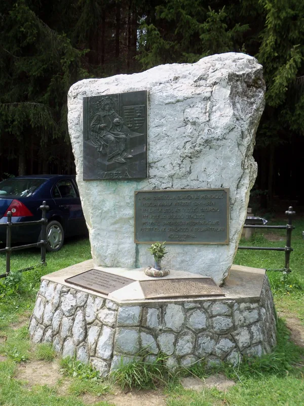 10. IV. Béla-emlékmű