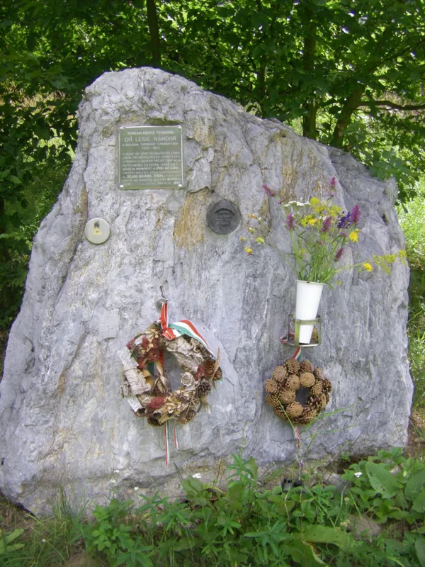 1. Less Nándor emlékoszlop